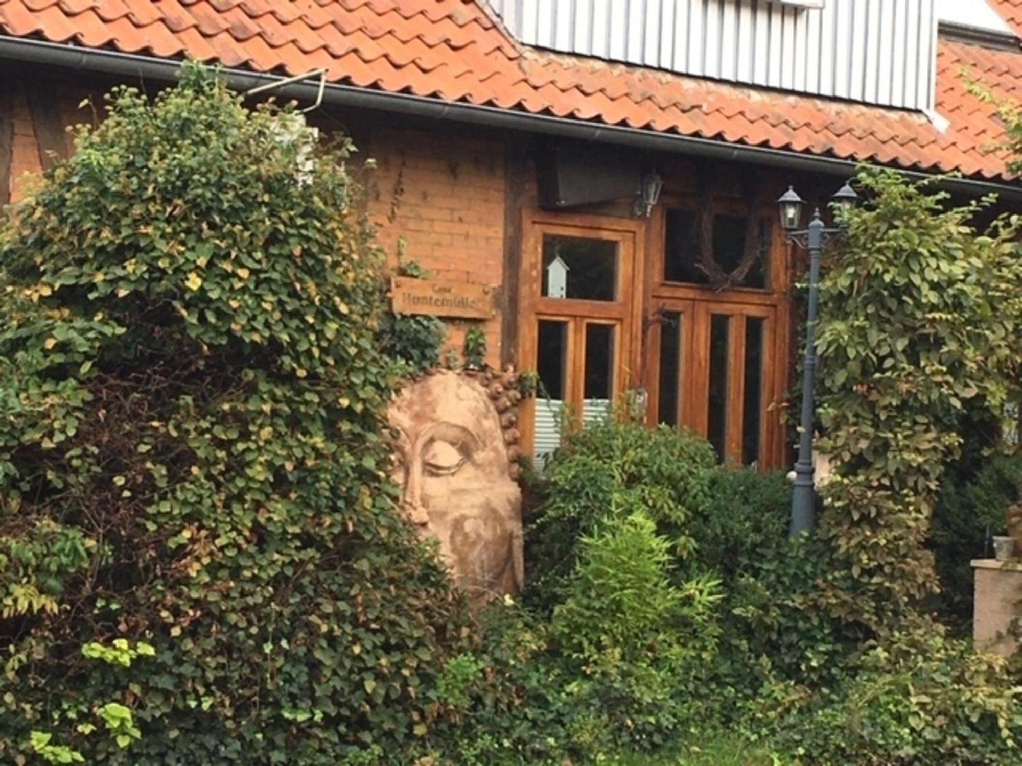 Grosse Hobbithoehle Mit Gemeinschaftsgarten Neustadt am Rübenberge Exteriér fotografie